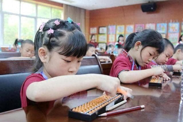 幼儿园小萌娃，兴趣班咋选？舞蹈画画珠心算，快乐成长是关键！