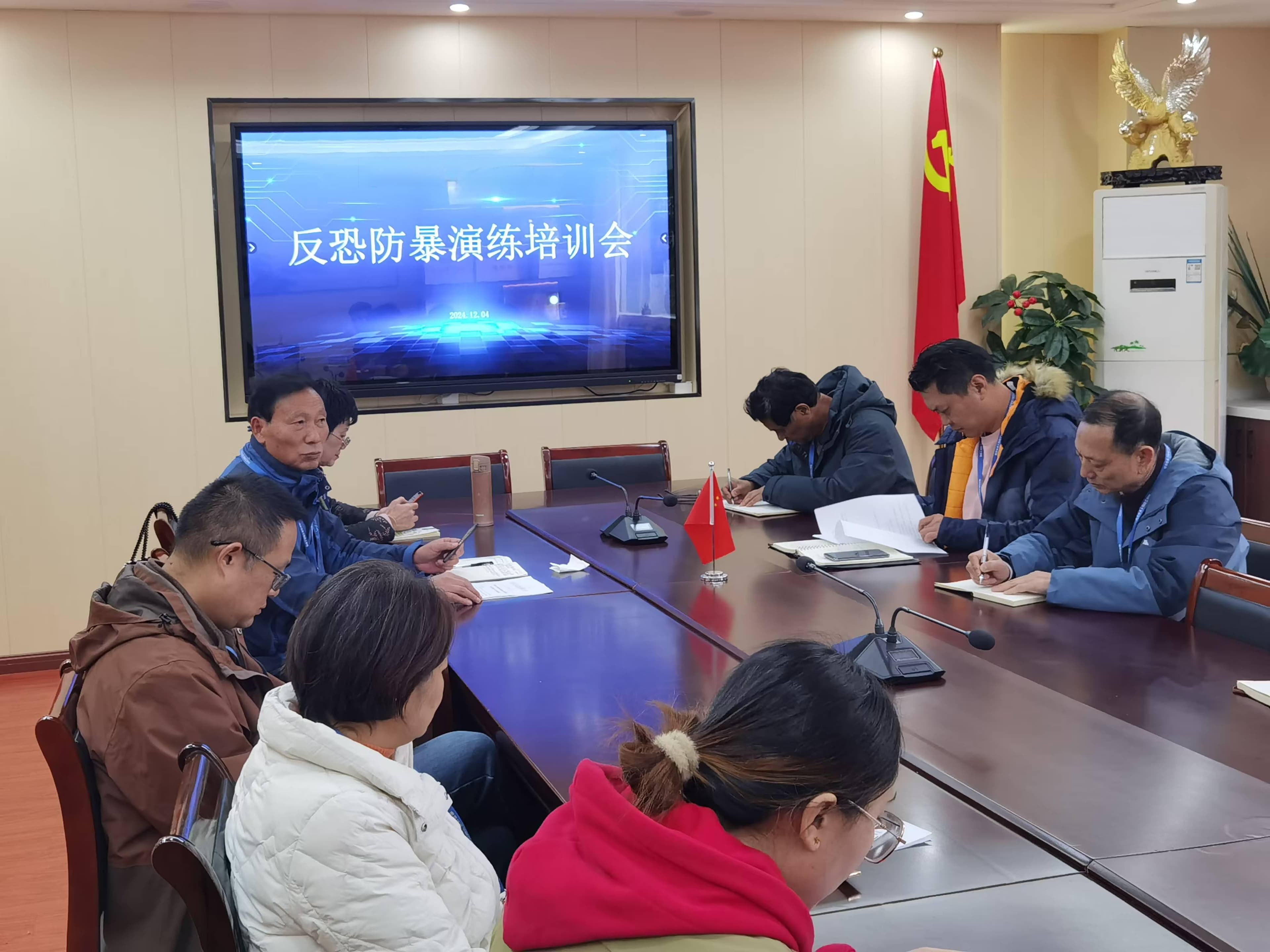 南京信息工程技校举行反恐演练，警官现场培训提升防护能力