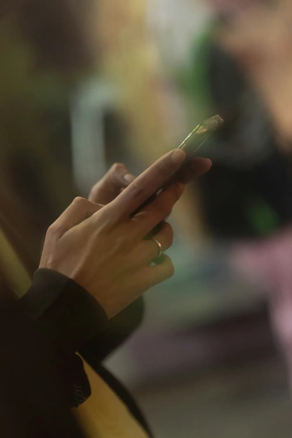 员工微信隐私被侵愤而离职，民法典明确保护个人私密信息