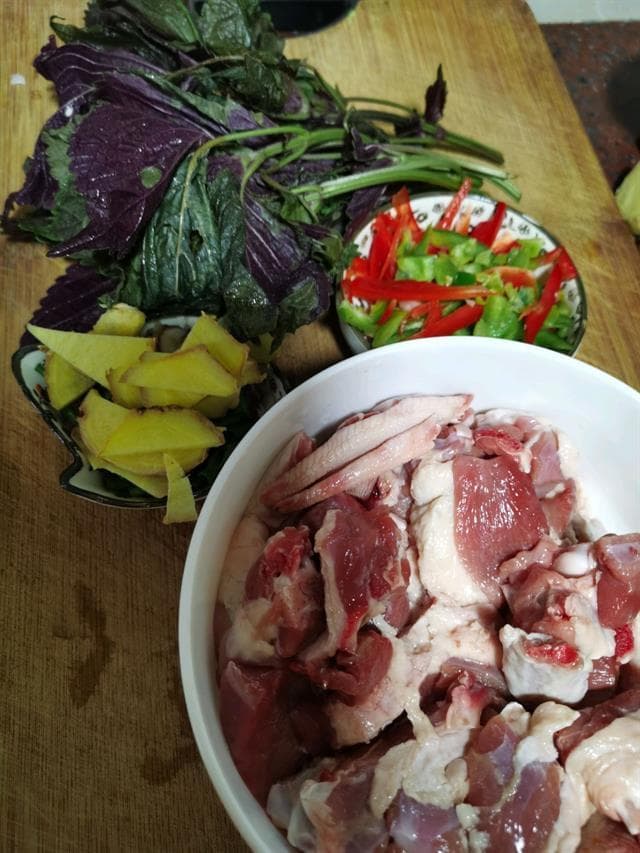 紫苏焖鸭的做法与配方：一道传统客家名菜的制作详解