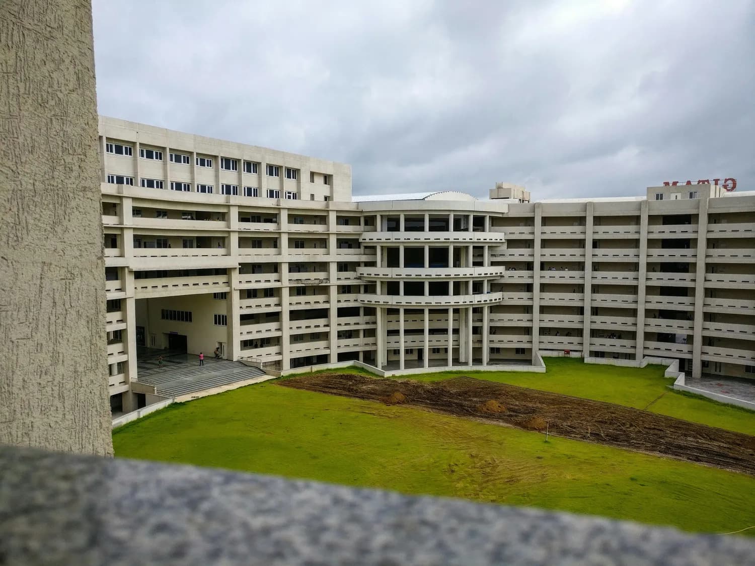 湖南学生坠楼事件引发关注：家校如何联手守护青少年心理健康
