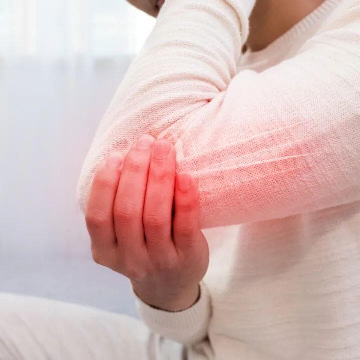 胳膊出现这2种症状，竟是「心梗」前兆？千万别大意！