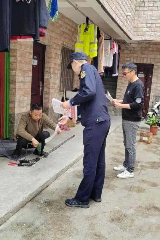 闵行城管开展电动自行车安全整治宣传活动