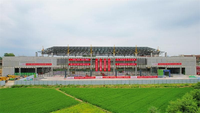 襄荆高铁宜城北站：355吨大屋顶钢构整体提升完成