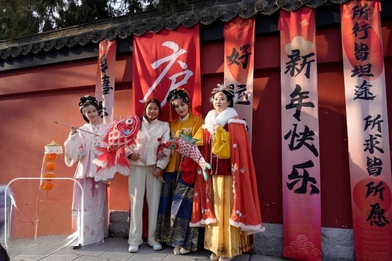 打卡红墙、逛非遗市集……合肥包公园新春奇庙会年味十足