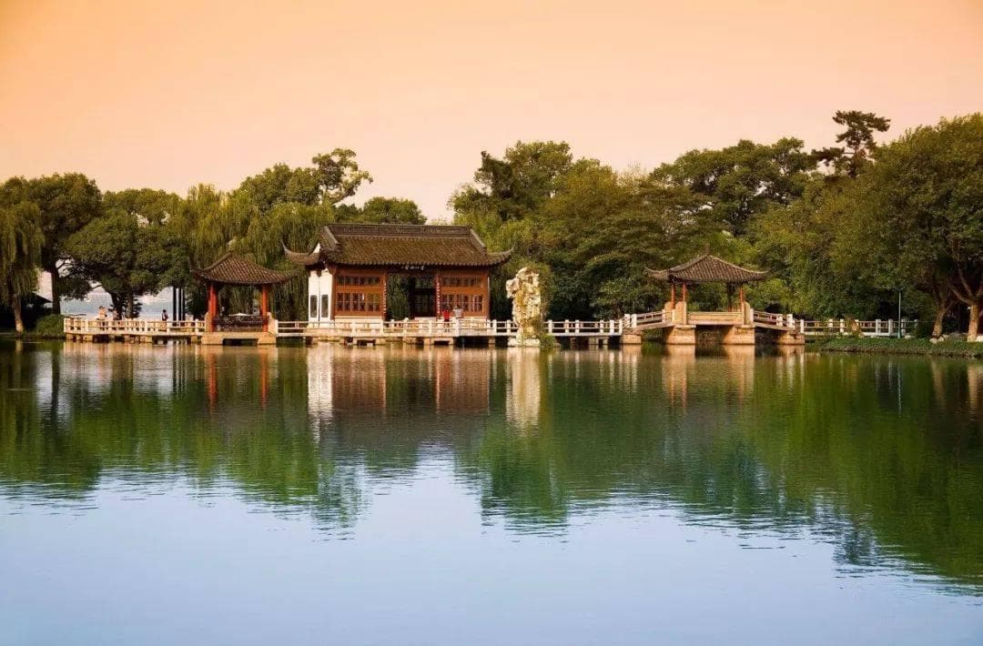 孤山寺北贾亭西，文化深邃中的杭州诗韵解读