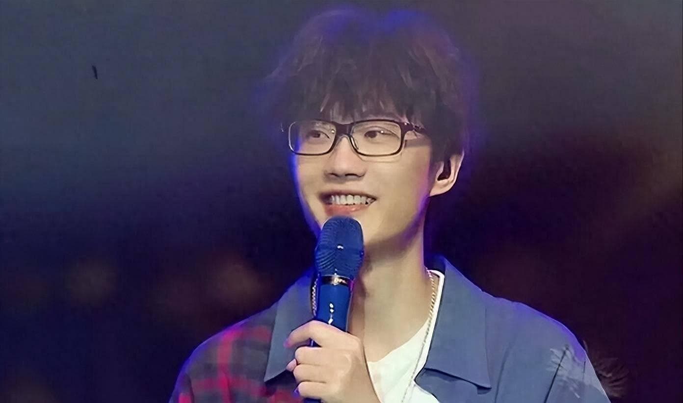 许嵩：网络音乐三巨头之一，出道多年竟无绯闻，如今终于铁树开花