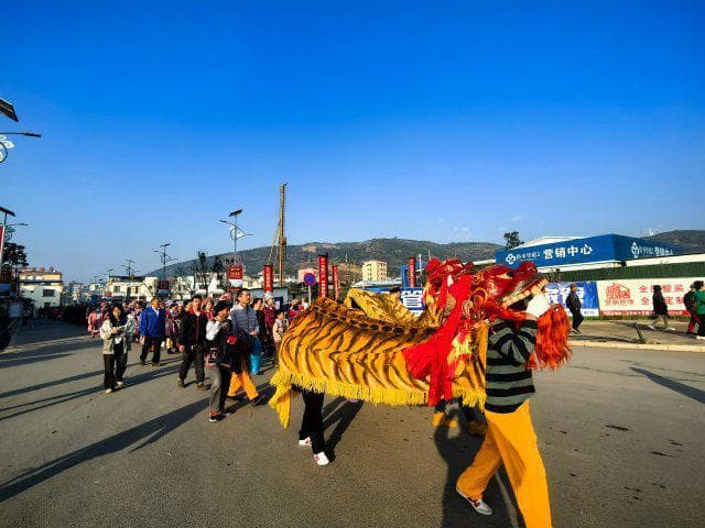 新春走基层：云南元江甘庄花山节热闹举行，趣味竞技过大年