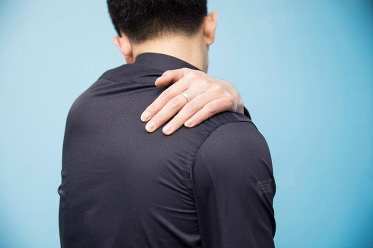 胸疼背疼是什么原因引起的？一文详解病因与治疗方法