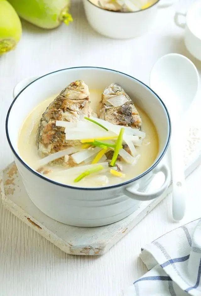 教你煮出一锅美味鱼汤：选材、煎鱼和火候控制全攻略