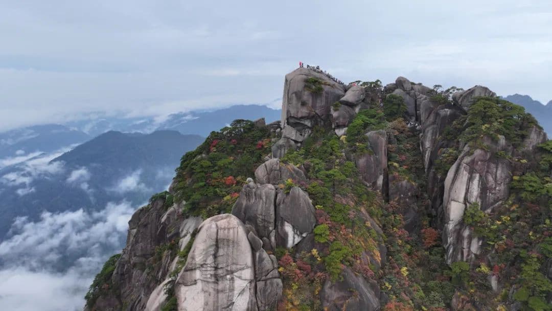 黄山秋景如画 游客纷至沓来