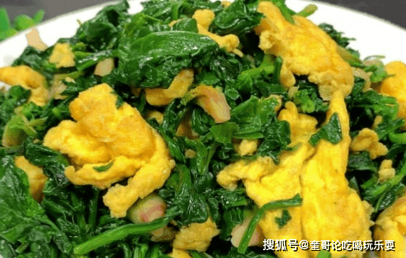 炒制菠菜的烹饪技巧：从选材到出锅的全方位指南