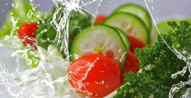 食材焯水指南：八大好处与四大类食材的正确焯水方法