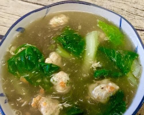 小白菜丸子汤的做法（家常美味汤菜，营养美味又下饭）
