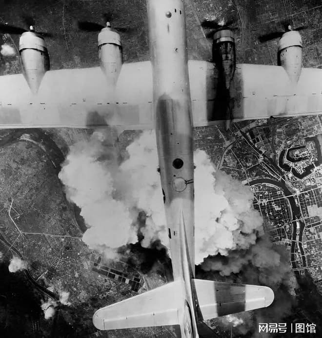 1945年老照片：被B-29和原子弹轰炸后的日本，整个城市都在燃烧