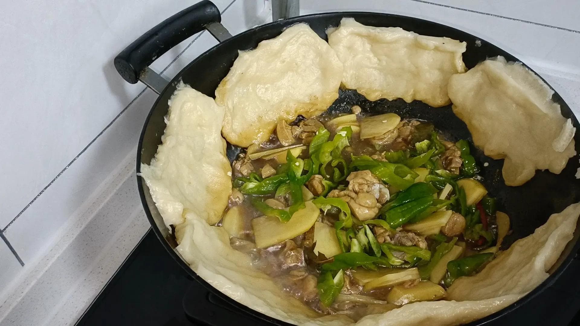 地锅鸡教程：从食材到成品，手把手教你做出地道美味！