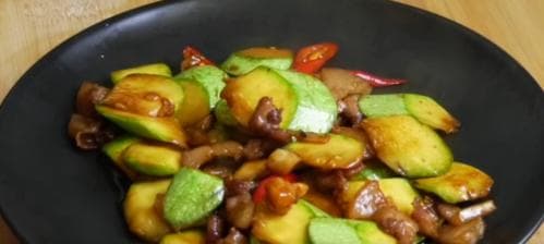 西葫芦炒肉：一道简单又美味的家常菜