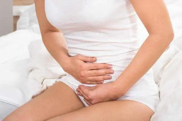 女性时常小腹痛？别不当回事，除了痛经，或还与3个因素有关！