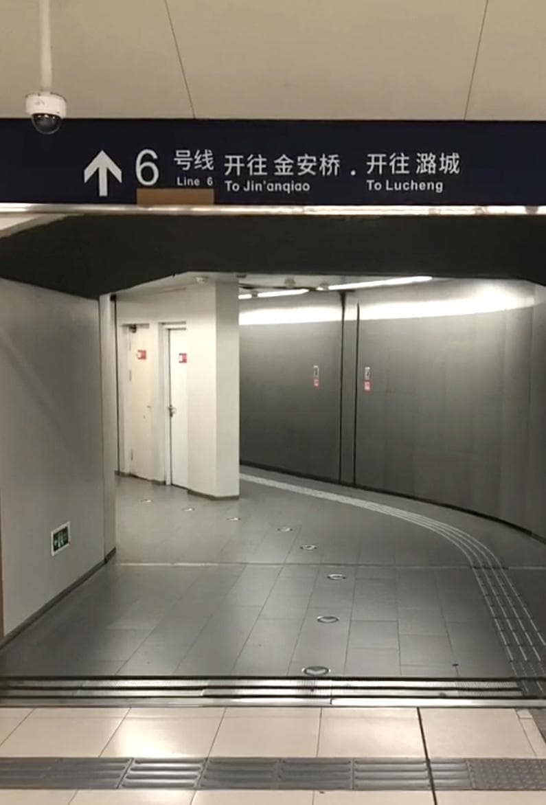 导引挺乱、提示不足，乘客建议地铁标识应该再明确清晰些