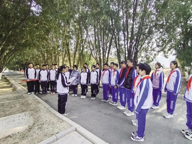 英烈精神 薪火相传 兰州市烈士陵园迎来清明祭扫高峰