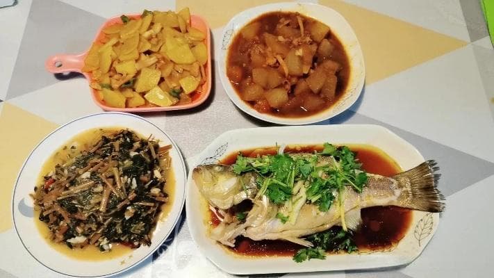 中午最简单的家常快手午餐：瘦肉炒蔬菜