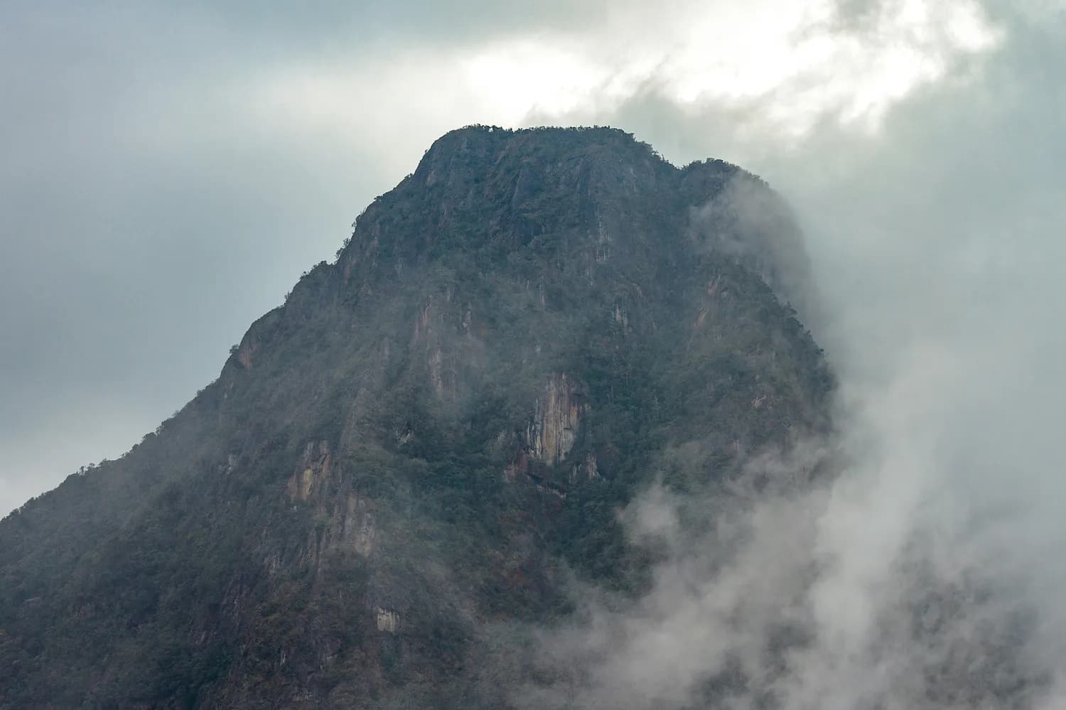 深秋探秘巫山神女峰：赏红叶、品烤鱼，感受千年文化魅力