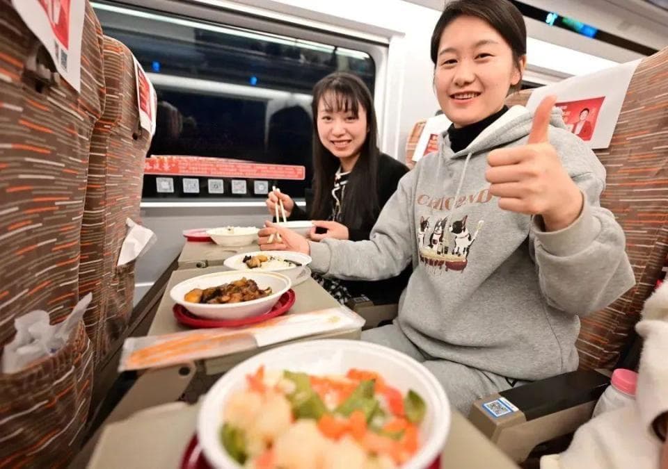 都是硬菜！网友：坐高铁，竟然遇到美食节！