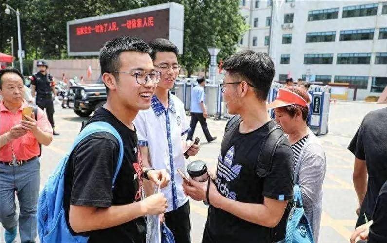 2024年山东浙江高考滑档考生激增，原因何在？
