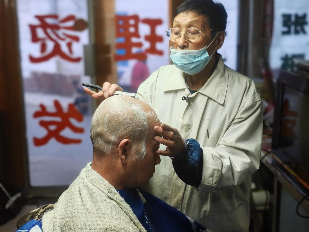87岁剃头匠张凤翔：70年坚守，诠释"毫末技艺，顶上功夫"