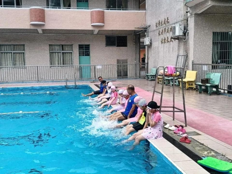 广东这所小学凭游泳特色出圈，18年培养数百名游泳健将