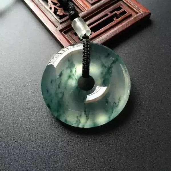 人工合成翡翠已问世？别傻了，做出来的成本比玻璃种还贵！