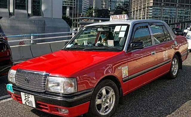 为何香港出租车仍坚守30年丰田皇冠？电动车普及面临多重挑战