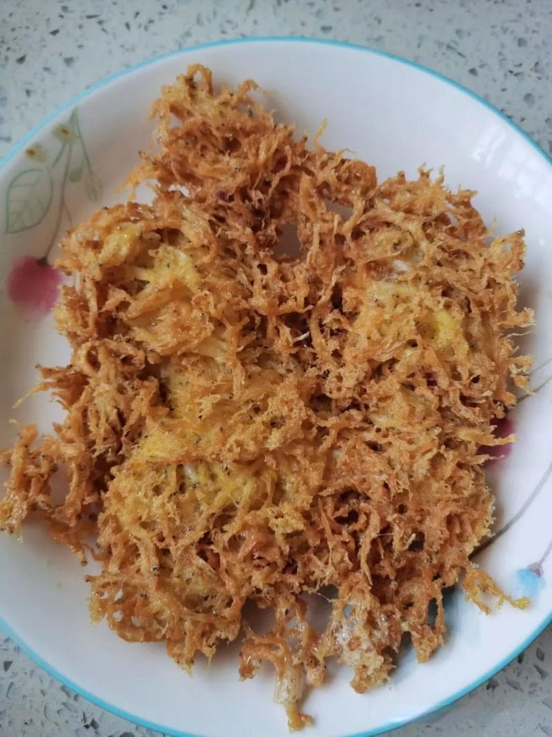 无量山特色美食银鱼酥：百年传承的美味佳肴