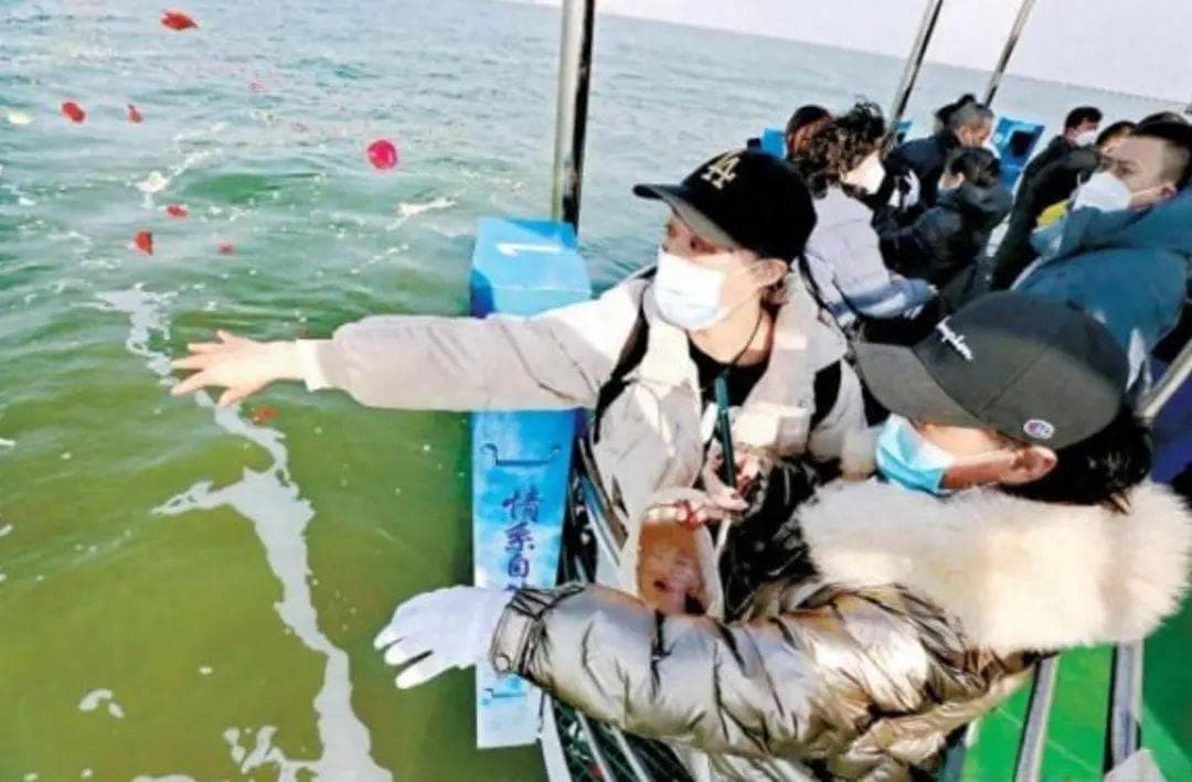 海葬引发热议：北京免费提供骨灰撒海服务，专家详解环保疑虑