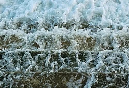 麻省理工团队发现：聚合物和超疏水壁双管齐下可实现湍流减阻新突破