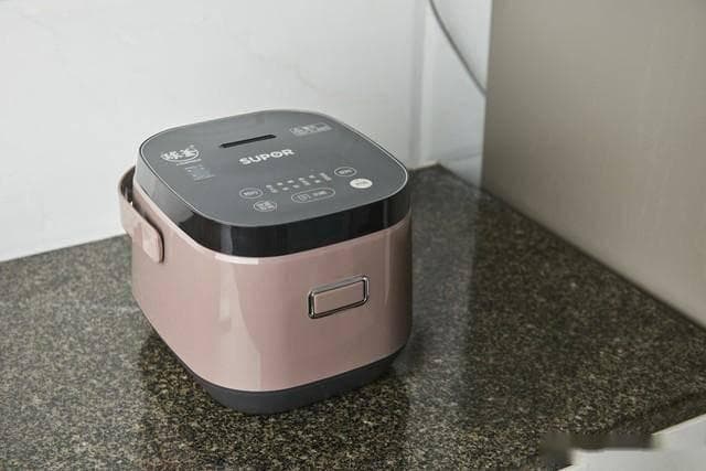 煮饭后拔掉电饭煲插头，省电又安全