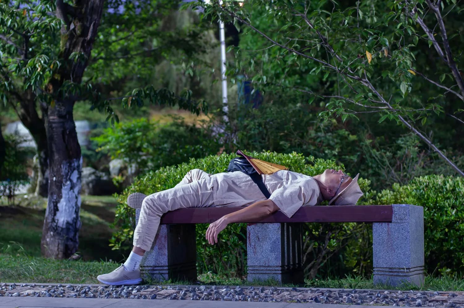 睡眠时长与心理健康关系获新证：7小时最佳，晚睡需警惕