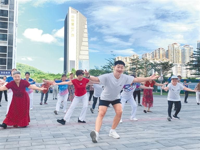 三亚"80后"小伙教老年人跳舞 每节课都"爆满"