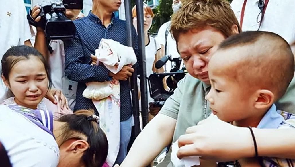 “公益狂人”韩红：终身未嫁，却有一个25岁的儿子，经历了什么？
