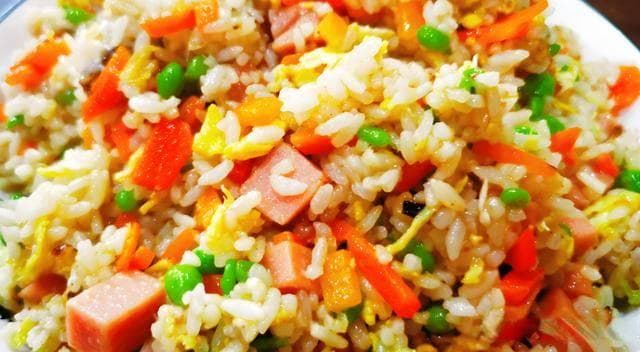 蛋炒饭怎么炒才是一粒一粒的？告别黏糊蛋炒饭教您一招炒出黄金粒