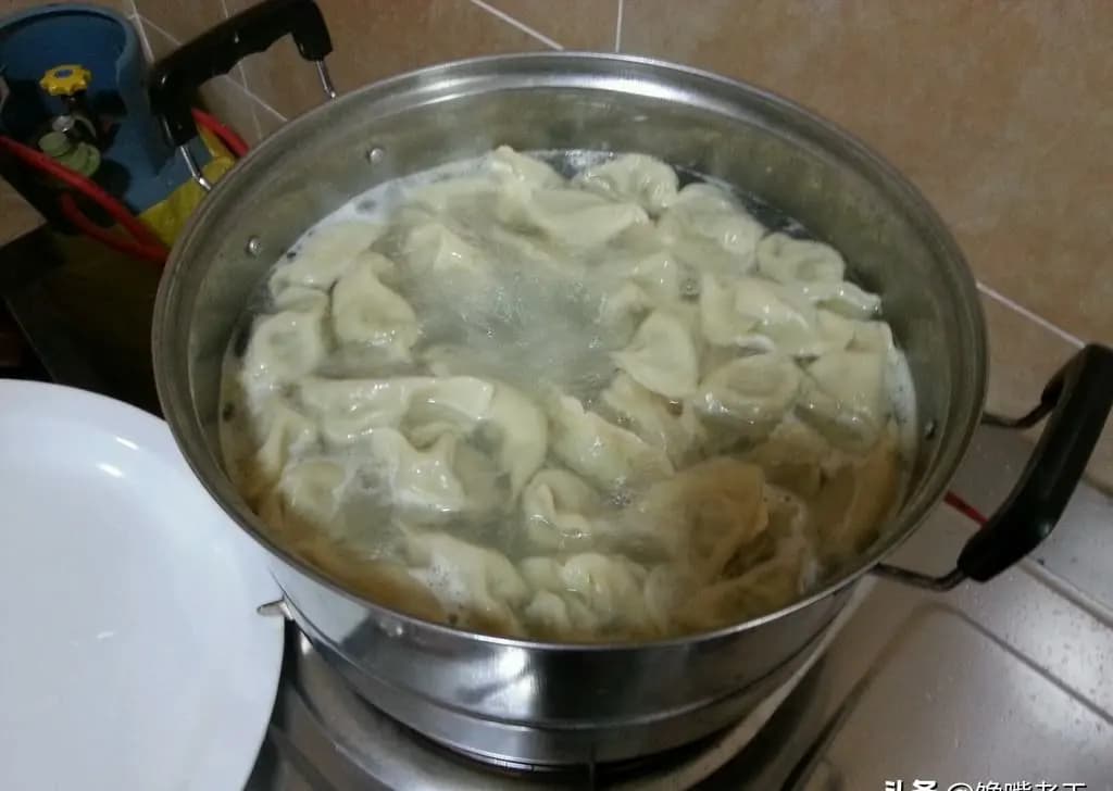 煮饺子时：盖盖煮还是不盖盖煮？很多人做错了，难怪饺子老破皮