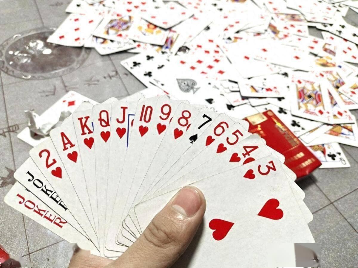 掼蛋热潮下的冷思考：文化现象与社会责任的平衡