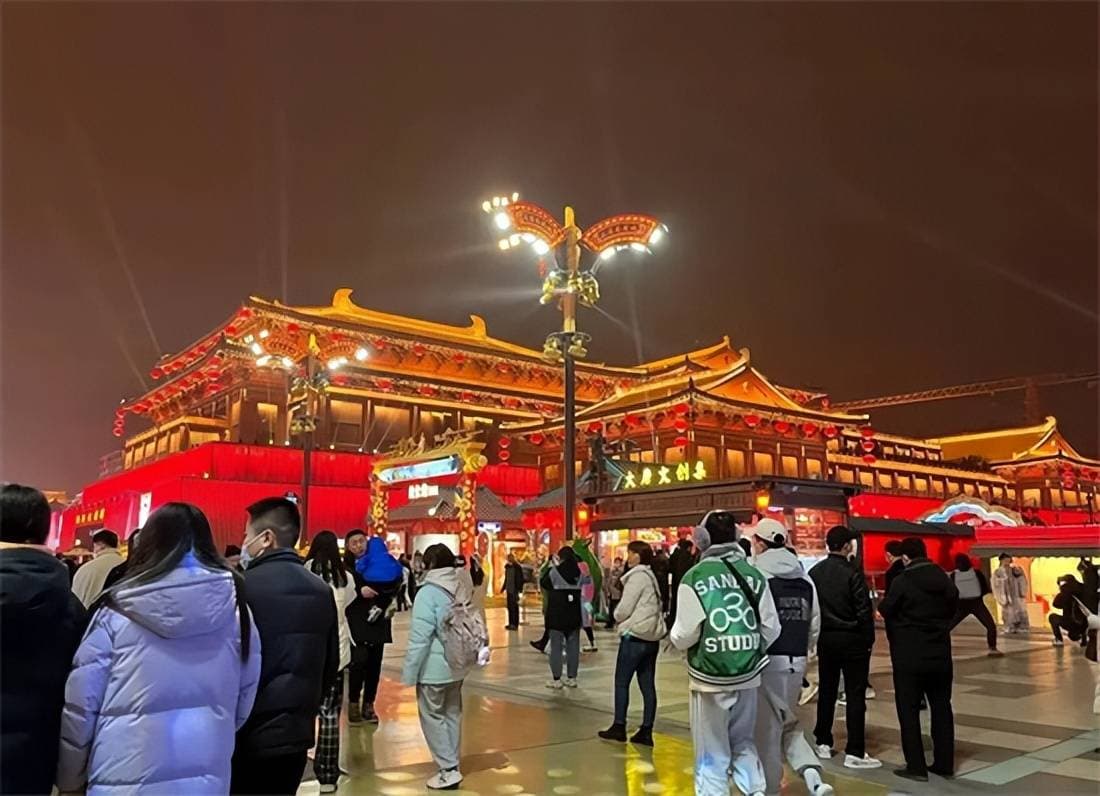 西安大唐不夜城：夜幕下的璀璨明珠
