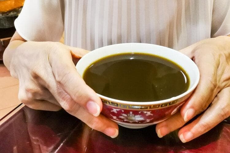 女子用灰指甲偏方差点截肢，别信偏方，科学治疗