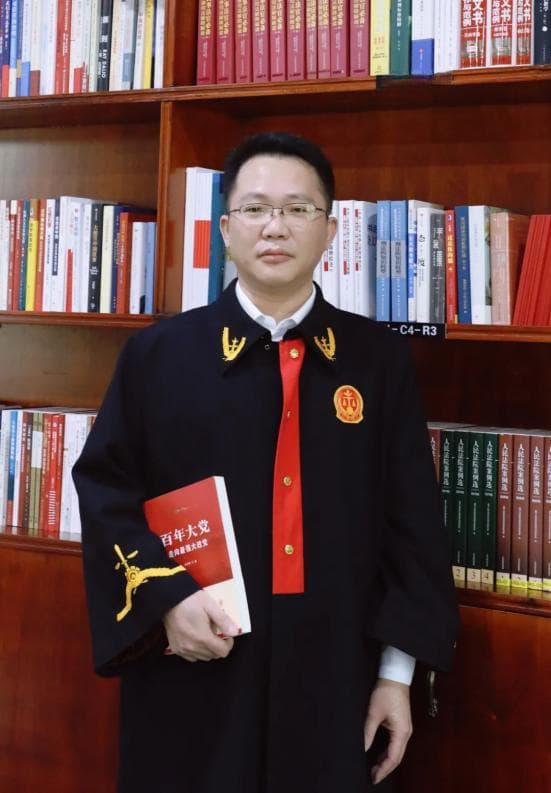 假借恋爱关系、多次虚构理由骗取钱财的不是民间借贷，依法应构成诈骗罪