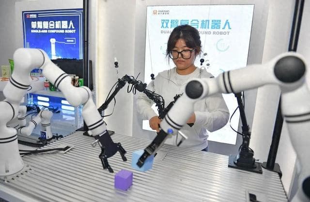 到2025年，石景山将推动人形机器人产业收入突破10亿元