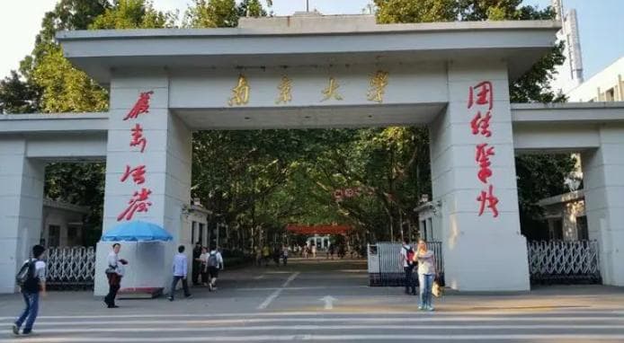 南大一名48岁博士生未能毕业被退学，博士几年不毕业要清退