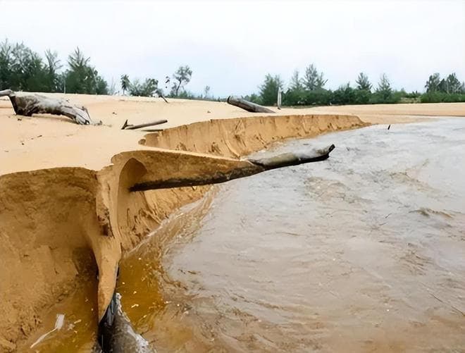 地球真的病了！塔克拉玛干沙漠大雨，当地居民：这辈子没见过！