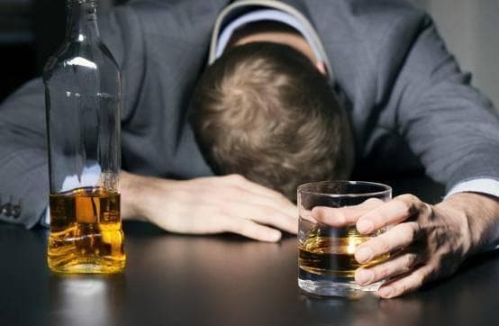 酒瘾自测：喝酒有这4种情况，别不承认，你已经是“酗酒者”