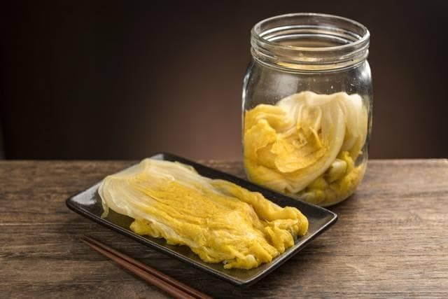 东北酸菜腌制全攻略：一年不烂不发霉，酸脆又鲜嫩